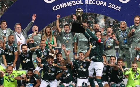 Zagueiro e capitão Gustavo Gomez levanta a taça após o palmeiras conquistar o titulo da Recopa Sul Americana